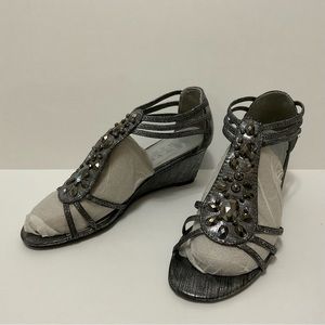NEW YORK Transit~Sandals ~Size 8 Gemstone Detail ~Grey/Pewter